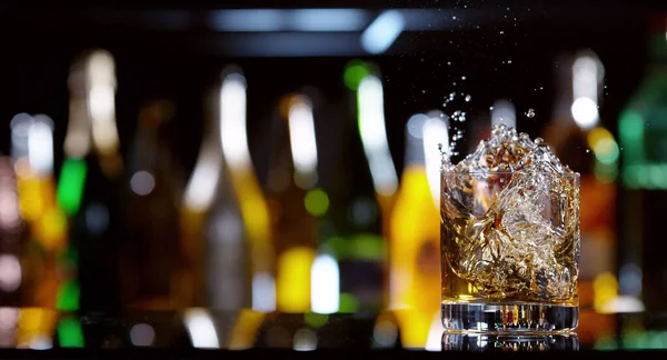 Vidrio Whisky Con Líquido Salpicante Barra Fondo Espacio Libre Para —  Fotos de Stock