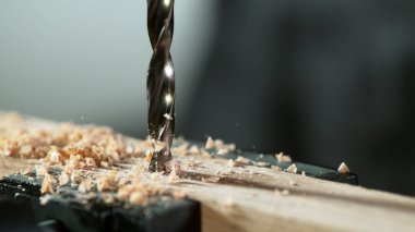 Delginin ayrıntıları kontraplağa delik açıyor, yakın plan..