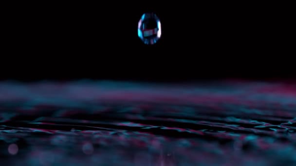 Super Powolny Ruch Rozpryskującej Korony Wody Oświetlonej Światłami Neonowymi Nagrywane — Wideo stockowe