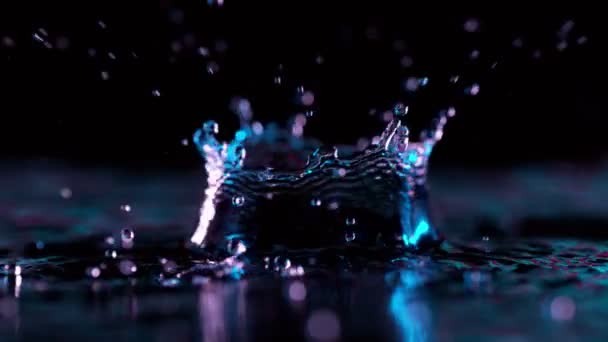 Super Zeitlupe Der Plätschernden Wasserkrone Beleuchtet Von Neonlichtern Gefilmt Mit — Stockvideo