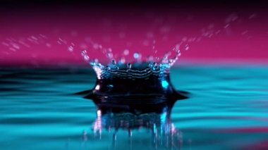 Neon ışıklarıyla aydınlatılan su kaplamasının süper yavaş çekimi. Çok hızlı bir kamerayla çekildi, 1000 fps..