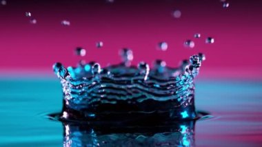 Neon ışıklarıyla aydınlatılan su kaplamasının süper yavaş çekimi. Çok hızlı bir kamerayla çekildi, 1000 fps..