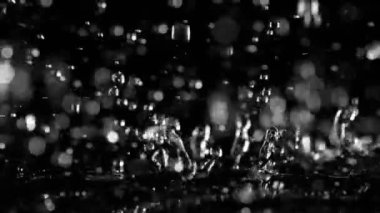 Makro mercekle çekilen su damlalarının süper yavaş çekimi. Çok hızlı bir kamerayla çekildi, 1000 fps..