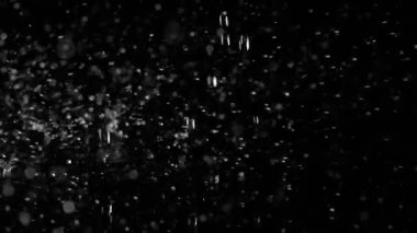 Makro mercekle çekilen su damlalarının süper yavaş çekimi. Çok hızlı bir kamerayla çekildi, 1000 fps..