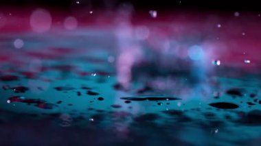 Neon ışıklarıyla aydınlatılan su dalgalarının süper yavaş akımı. Çok hızlı bir kamerayla çekildi, 1000 fps..