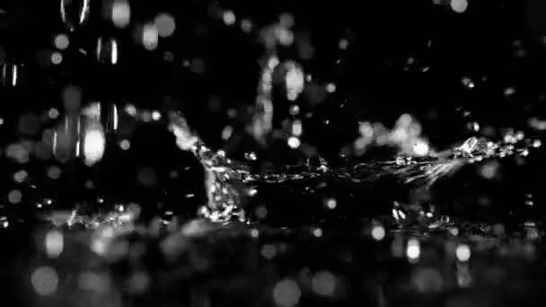 Szuper Lassított Felvétel Fröccsenő Vízcseppekről Makrolencsével Filmezve Nagyon Nagy Sebességű — Stock videók