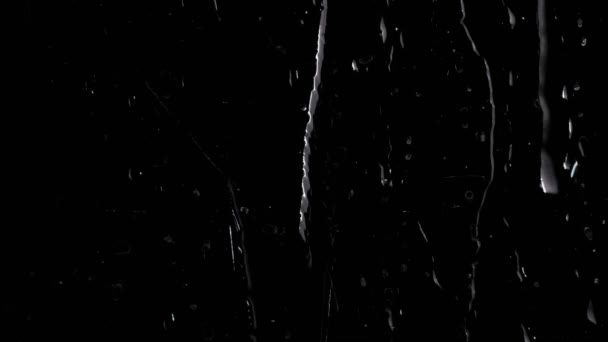 Detail Van Waterdruppels Beekjes Glas Geïsoleerd Zwarte Achtergrond Gefilmd Hoge — Stockvideo