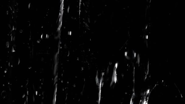Detail Von Wassertropfen Und Wasserstrahl Auf Glas Isoliert Auf Schwarzem — Stockvideo