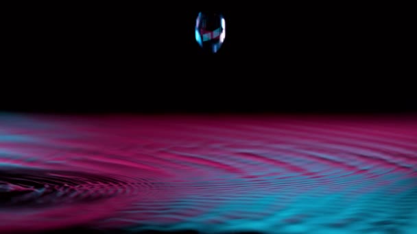 Super Zpomalený Pohyb Stříkající Vodní Koruny Ozářený Neonovými Světly Natočeno — Stock video