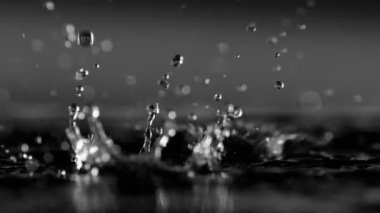 Makro mercekle çekilen su damlalarının süper yavaş çekimi. Çok hızlı bir kamerayla çekildi, 1000 fps..