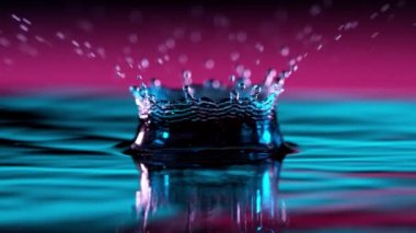 Neon ışıklarıyla aydınlatılan su kaplamasının süper yavaş çekimi. Çok hızlı bir kamerayla çekildi, 1000 fps..