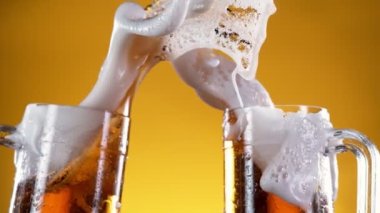 Bira bardaklarının çok yavaş çekimleri tezahürat yapıyor. Yüksek hızlı sinema kamerası, 1000 fps..