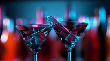 İki martini bardağıyla kadeh kaldırmanın süper yavaş çekimi. Yüksek hızlı sinema kamerası, 1000 fps..