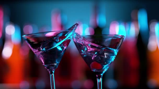 Super Slow Motion Van Een Toast Met Twee Martini Glazen — Stockvideo