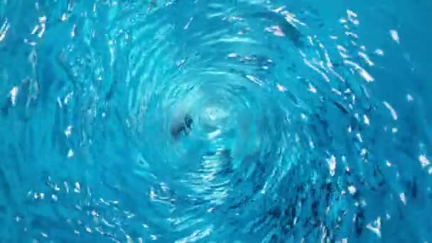 Сверхмедленное Движение Вращающейся Воды Форме Робота Движением Зум Камеры Снято — стоковое видео