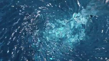 Kasırga şeklinde su dökmek süper yavaş bir hareket. Yüksek hızlı sinema kamerası, 1000 fps..