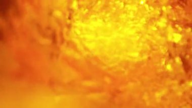 Yakıt yağının, viskinin, romun ya da konyağın kamera hareketli süper yavaş akışı. Yüksek hızlı sinema kamerası, 1000 fps..