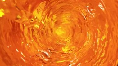 Yakıt yağının, viskinin, romun ya da konyağın kamera hareketli süper yavaş akışı. Yüksek hızlı sinema kamerası, 1000 fps..