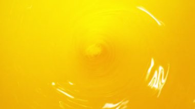 Kasırga şeklinde portakal suyu karıştırmak çok yavaş bir hareket. Yüksek hızlı sinema kamerası, 1000 fps..