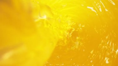 Kasırga şeklinde portakal suyu doldurmanın çok yavaş bir yolu. Yüksek hızlı sinema kamerası, 1000 fps..