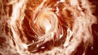 Kasırga şeklinde bira doldurmanın süper yavaş çekimi. Yüksek hızlı sinema kamerası, 1000 fps..