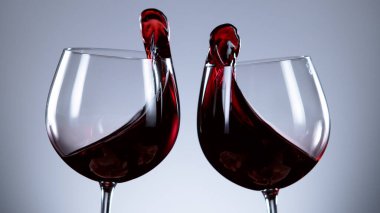 İki kadeh kırmızı şarap birbirine çarpıyor, gri arka planda izole edilmiş.