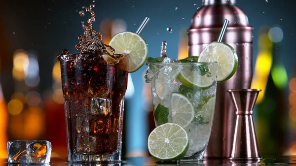 Closeup Splashing Cocktail Drinks Placed Bar Counter Bar Background Celebration — Stockfoto