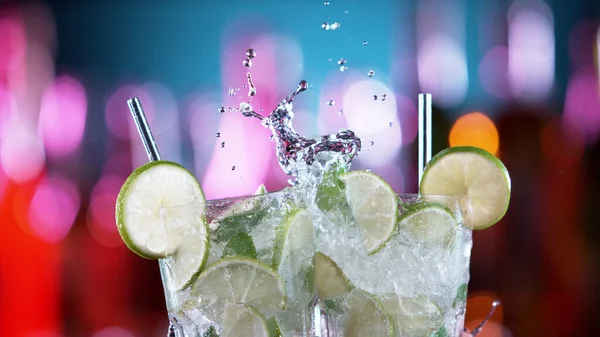 Närbild Två Mojito Drinkar Slå Varandra Skål Gest Bar Bakgrunden — Stockfoto