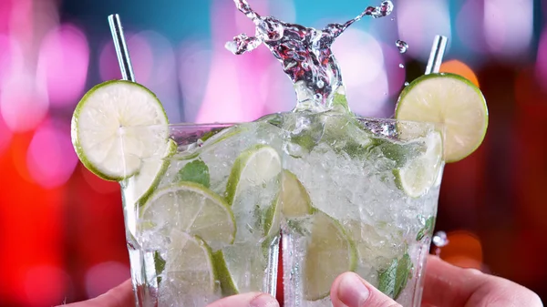 Fechar Duas Bebidas Mojito Que Batem Outro Gesto Torcida Bar — Fotografia de Stock