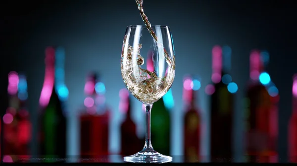 Beyaz Şarabı Cama Dökmek Arka Planda Bar Tezgahı Olan Bulanık — Stok fotoğraf