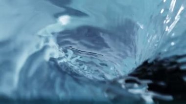 Kasırga şeklinde su dökmek süper yavaş bir hareket. Yüksek hızlı sinema kamerası, 1000 fps..