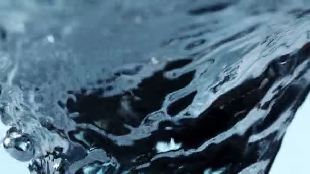 Super Slow Motion Versare Acqua Forma Twister Sfondo Scuro Girato — Video Stock