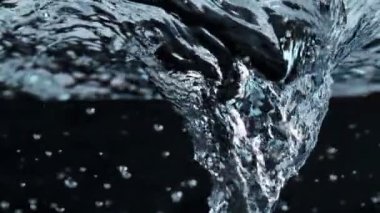 Kasırga şeklinde, karanlık arka planda akan suyun süper yavaş çekimi. Yüksek hızlı sinema kamerası, 1000 fps..