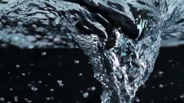 Movimento Super Lento Derramar Água Forma Torção Fundo Escuro Filmado — Vídeo de Stock