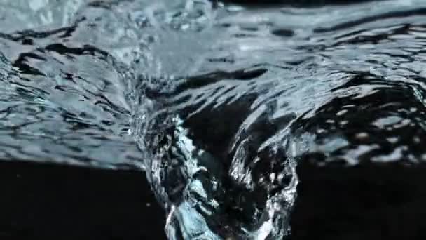 Szuper Lassított Mozgású Öntés Víz Twister Alakú Sötét Háttér Nagysebességű — Stock videók