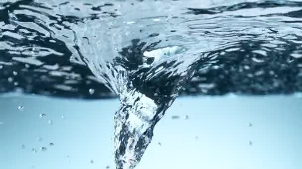 Super Pomalý Pohyb Nalévání Vody Tvaru Kroucení Bílé Pozadí Natočeno — Stock video