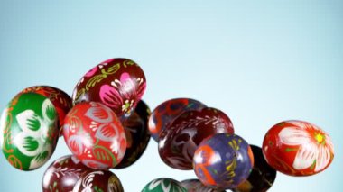 Uçan renkli paskalya yumurtalarının süper yavaş çekimi. Yüksek hızlı sinema kamerası, 1000 fps.