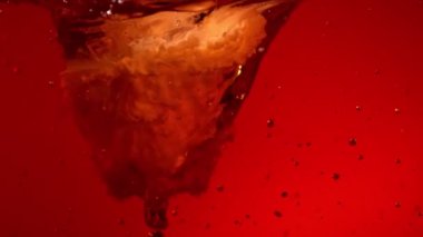 Kasırga şeklinde sütlü kahve içmenin süper yavaş çekimi. Yüksek hızlı sinema kamerası, 1000fps.