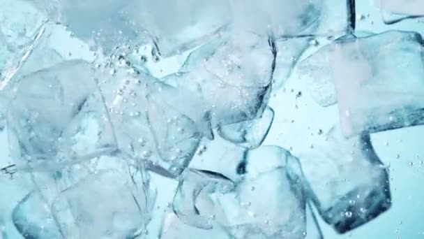 Super Zpomalený Pohyb Rotujících Kostek Ledu Vodě Natočeno Vysokorychlostní Kameře — Stock video