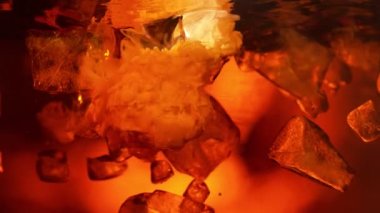 Kasırga şeklinde sütlü kahve içmenin süper yavaş çekimi. Yüksek hızlı sinema kamerası, 1000fps.