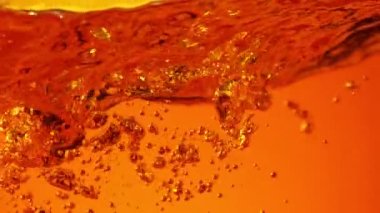 Kola ya da alkollü içecek karışımının süper yavaş çekimi. Yüksek hızlı sinema kamerası, 1000 fps..