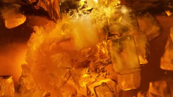 Super Slow Motion Cubetti Ghiaccio Rotanti Cola Bevanda Alcolica Girato — Video Stock