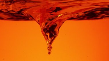 Kola ya da alkollü içecek karışımının süper yavaş çekimi. Yüksek hızlı sinema kamerası, 1000 fps..