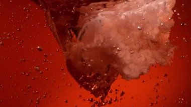 Kasırga şeklinde sütlü kahve içmenin süper yavaş çekimi. Yüksek hızlı sinema kamerası, 1000fps.