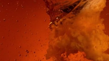 Kasırga şeklinde sütlü kahve içmenin süper yavaş çekimi. Yüksek hızlı sinema kamerası, 1000fps.