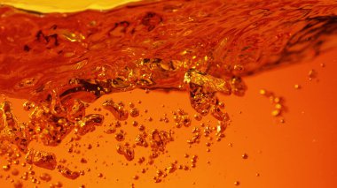 Baloncuklu altın alkollü içeceğin ayrıntıları, makro shot..