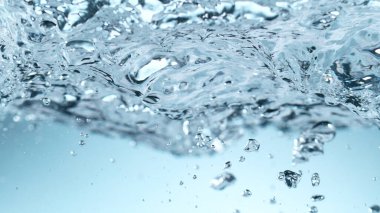 Baloncuklu dalgalı suyun ayrıntıları, yakın plan. Soyut aqua arkaplanı.