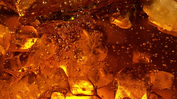 Dettaglio Cola Bevanda Alcolica Con Cubetti Ghiaccio Sfondo Astratto — Foto Stock