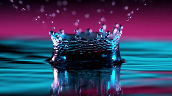 Abstract Water Crown Shape Illuminated Neon Lights Freeze Motion — Stock Photo, Image