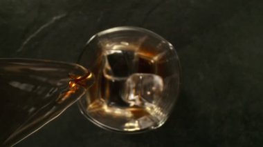 Viski ya da romu kamera gücüyle doldurmanın süper yavaş çekimi. Yüksek hızlı sinema kamerası, 1000 fps..